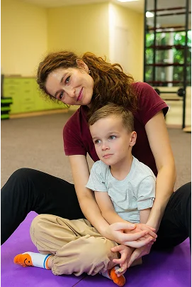 Мама з дитиною в реабілітаційному залі Unicam